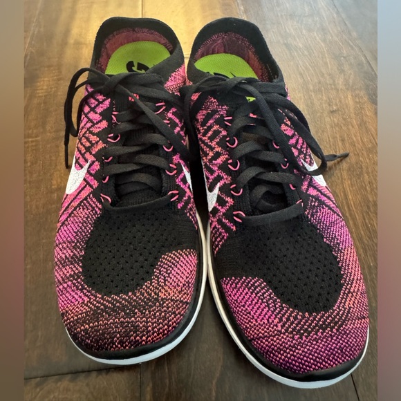 Womens Nike Flyknit shoe - Picture 2 of 4